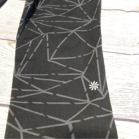 ATHLETA Girl Chaturanga Capri Leggings Black w/ Gray Geo Print Size L (12) - Picture 5 of 9